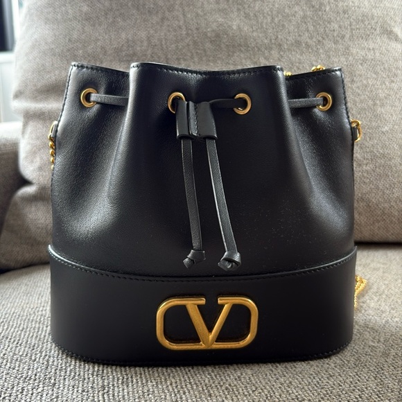 *SALE* Valentino AUTH MINI BUCKET BAG IN NAPPA WITH VLOGO SIGNATURE CHAIN EUC - Picture 2 of 16